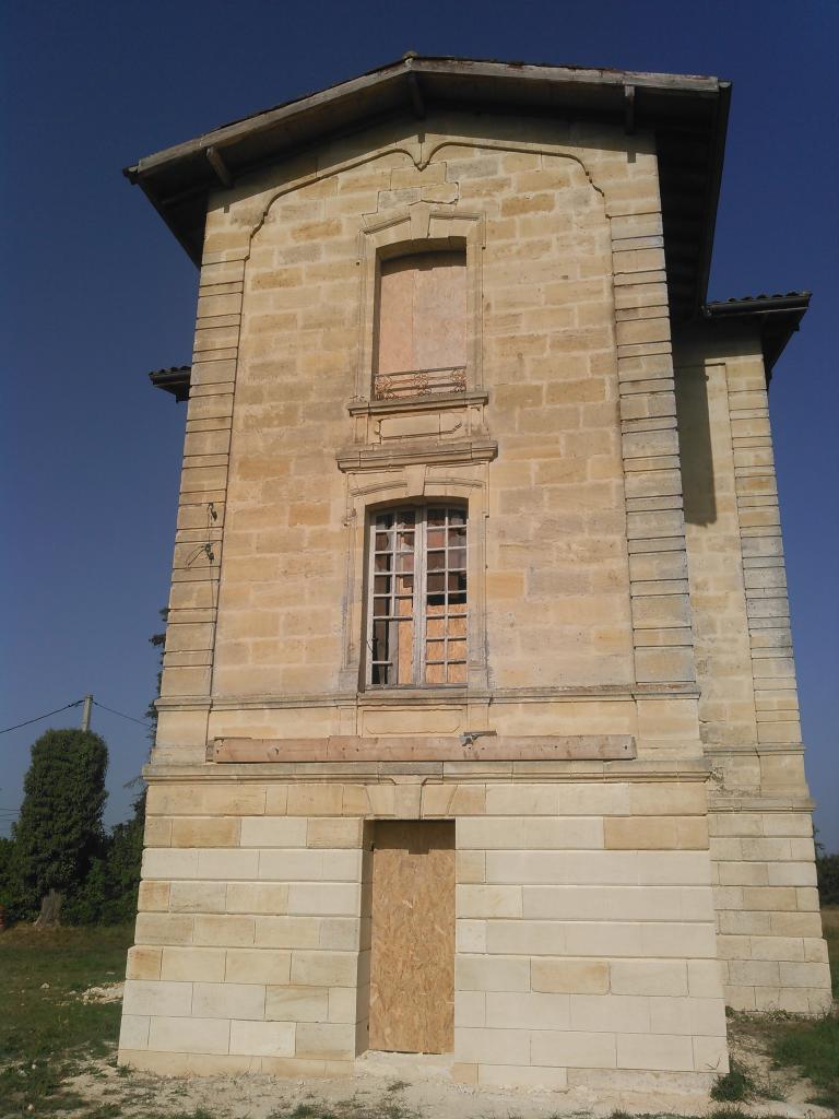 Belle façade, reprise des pierres altérées du RDC à Sainte Terre