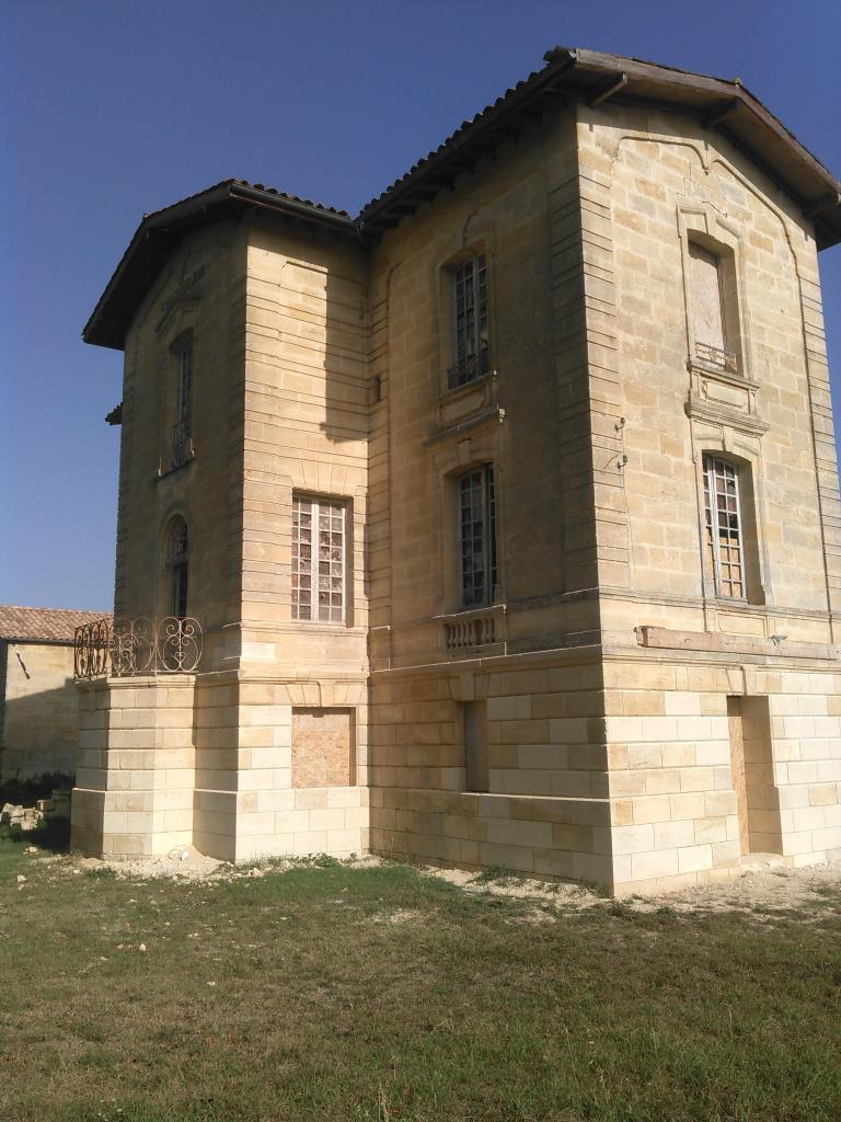 Belle façade, reprise des pierres altérées du RDC à Sainte Terre