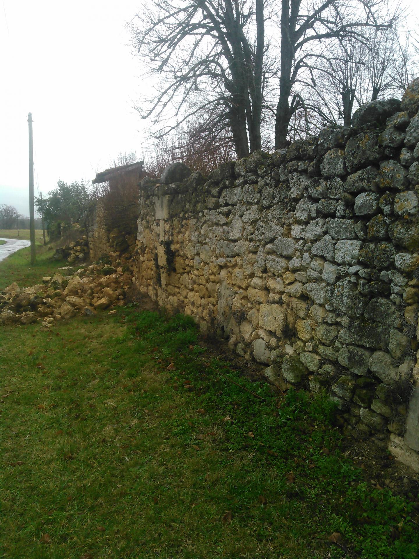 Ancien mur en moellon vu de la route