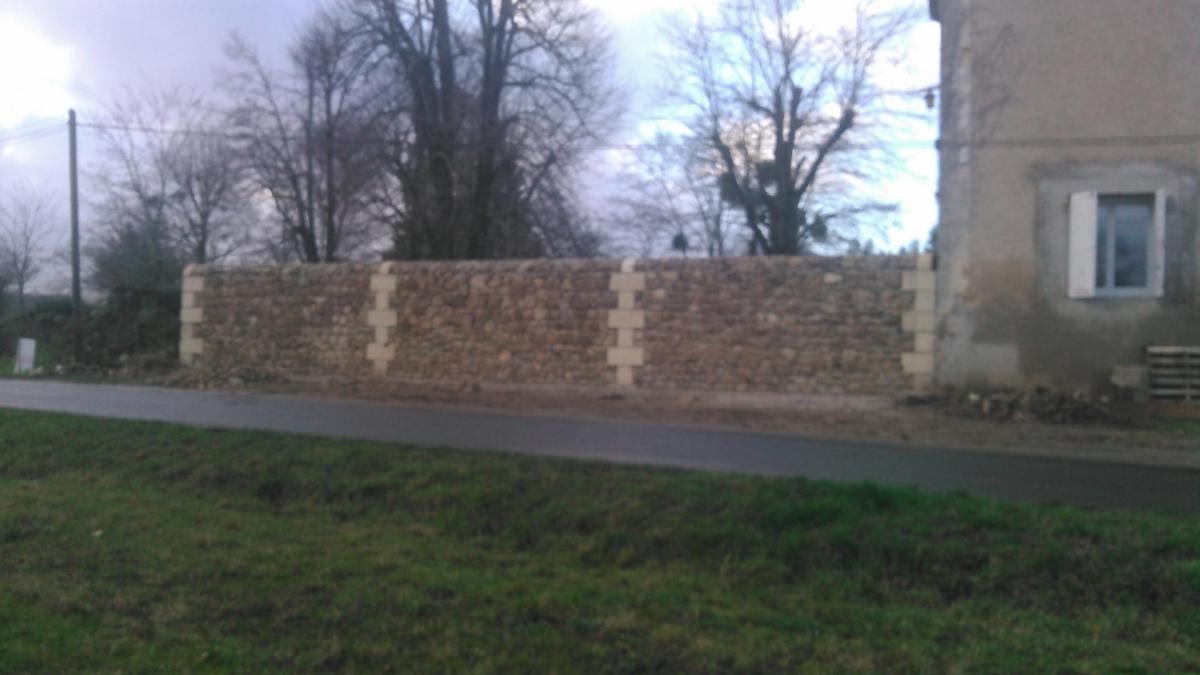 Mur en moellons avec drain et chaînettes en pierre de taille