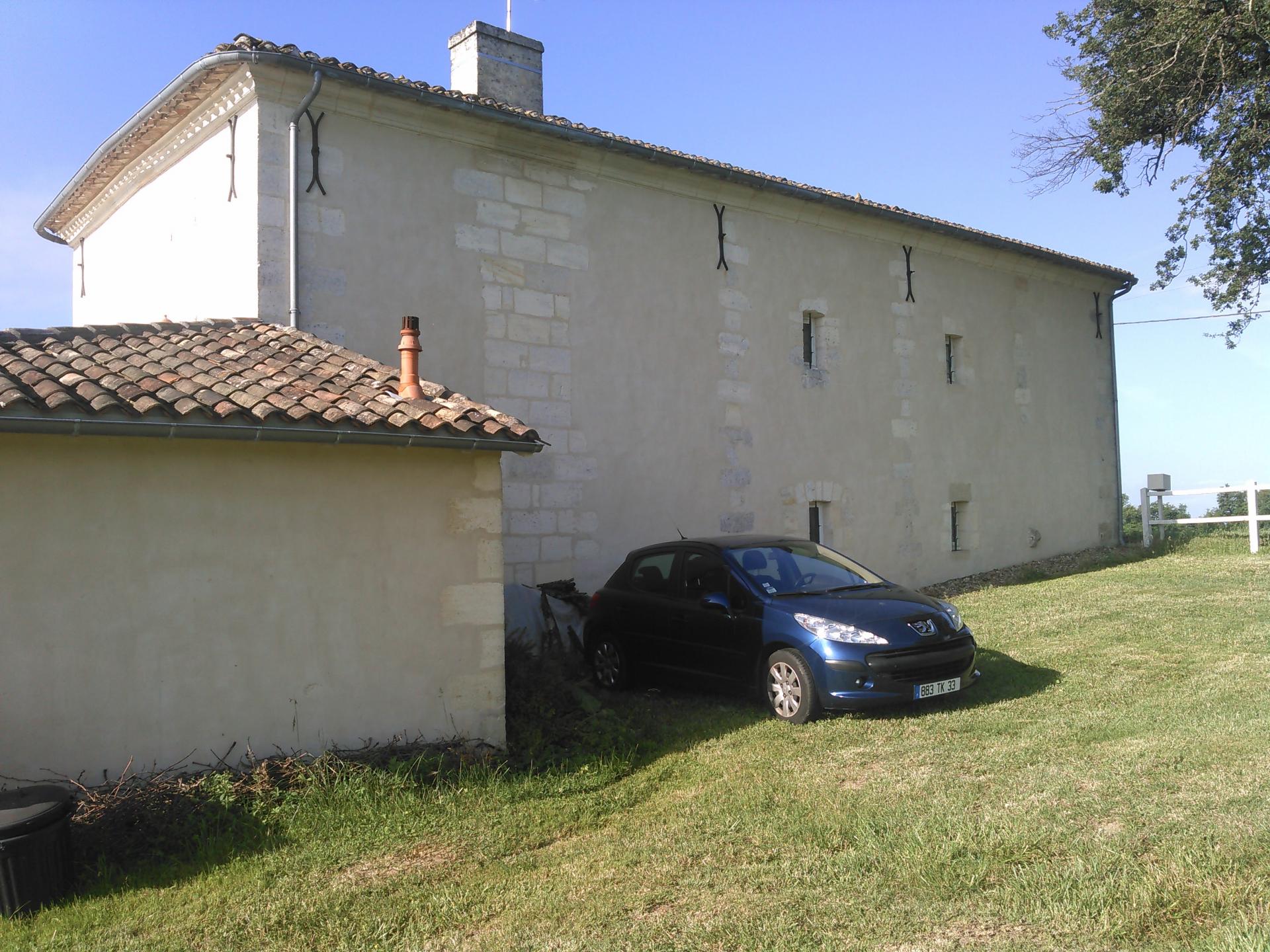 Façade arrière de la maison côté garage et extension